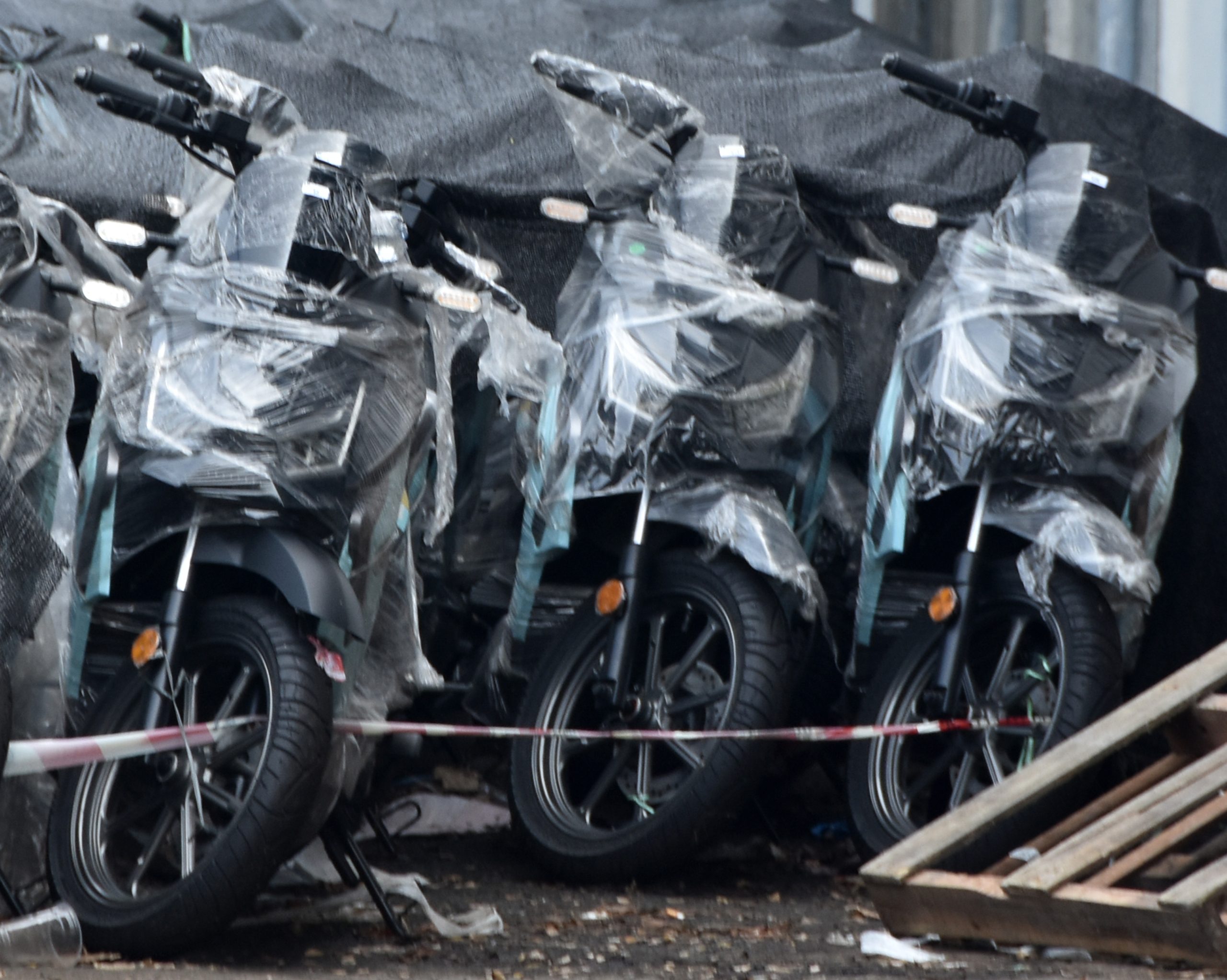 給食汚職疑惑、電動バイク政策にも影