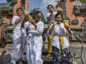 「ガルンガン」で神に祈り