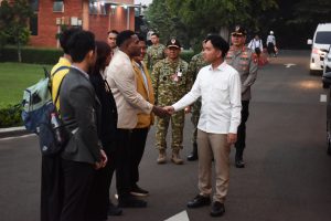 副大統領、学生と地方視察へ