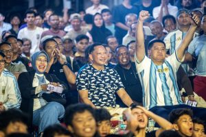 閣僚も市民とＷ杯を観戦