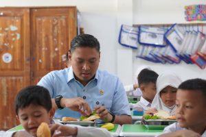 新長官が給食現場を視察