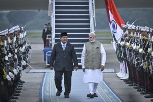 インド首相を自ら出迎え