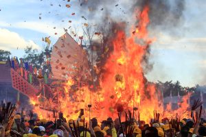 巨大船に火、豊漁祈る