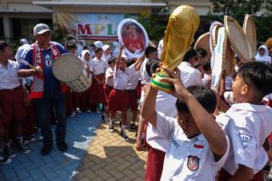 W杯トロフィーで児童を歓迎