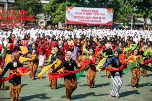 8000人が一斉舞踊