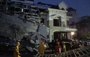 家屋で爆発、原因はガス漏れか