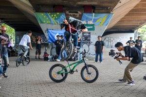 自慢のBMX技を披露