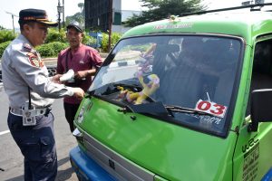 乗り合いバスを一斉摘発