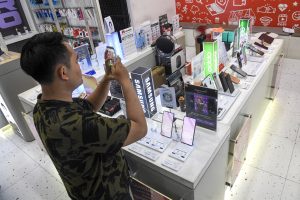 スマホ値上がりが押し上げ