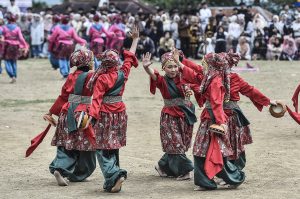 聖なる踊りを披露