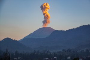 スメル山噴火、警戒を継続