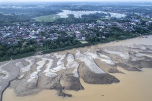 渇水で川に砂州が出現