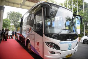 水素利用のバスを公開