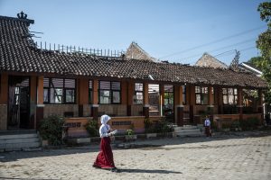学校７万校を大規模改修へ