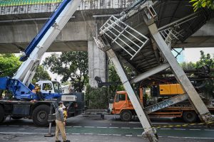 クレーン輸送車が歩道橋に衝突