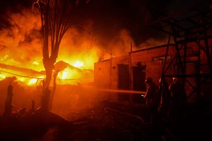 タンゲランの線香工場で火災