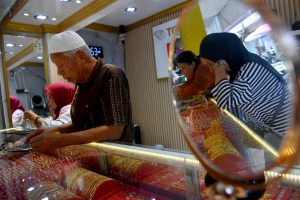 金価格の下落続く