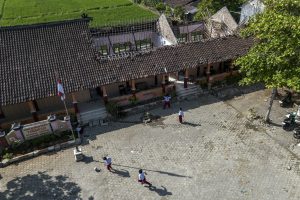 屋根崩落の学校、交代制で授業