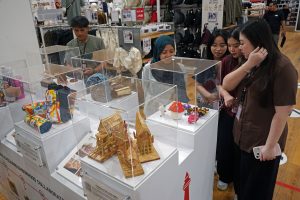 ユニクロと地元製品を販売拡張