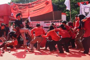民主化の原点を演劇で再現