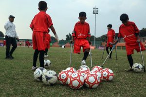 障害児童にサッカー講習