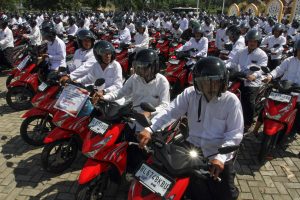県が宗教指導者にバイク支給