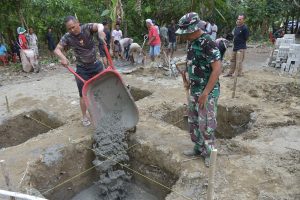 兵士と住民で給水塔建設