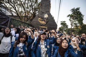 スマランで学生ら民主デモ