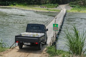 住民手作りの浮き橋