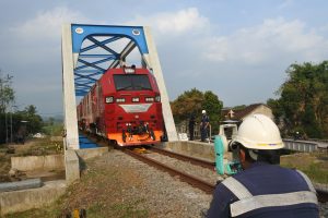 鉄道橋の安全性を確認