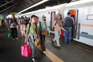 祝日に多くの人が列車利用
