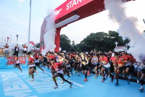 独立記念ランに1万2000人
