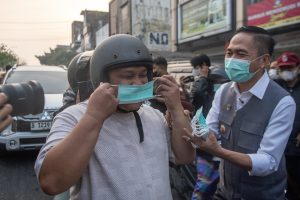 煙害で市がマスク配布