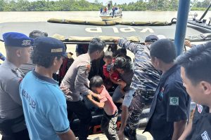 ボート火災、26人全員を救出