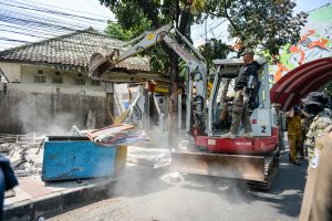 バンドンで露店を強制撤去