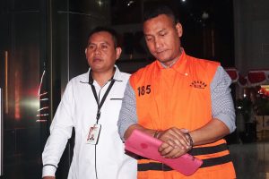 汚職捜査側が恐喝で逮捕