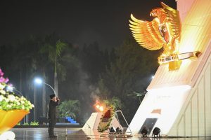 大統領ら国家英雄を追悼