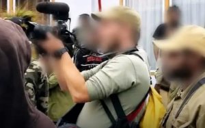 デモ撮影でロシア人男性拘束