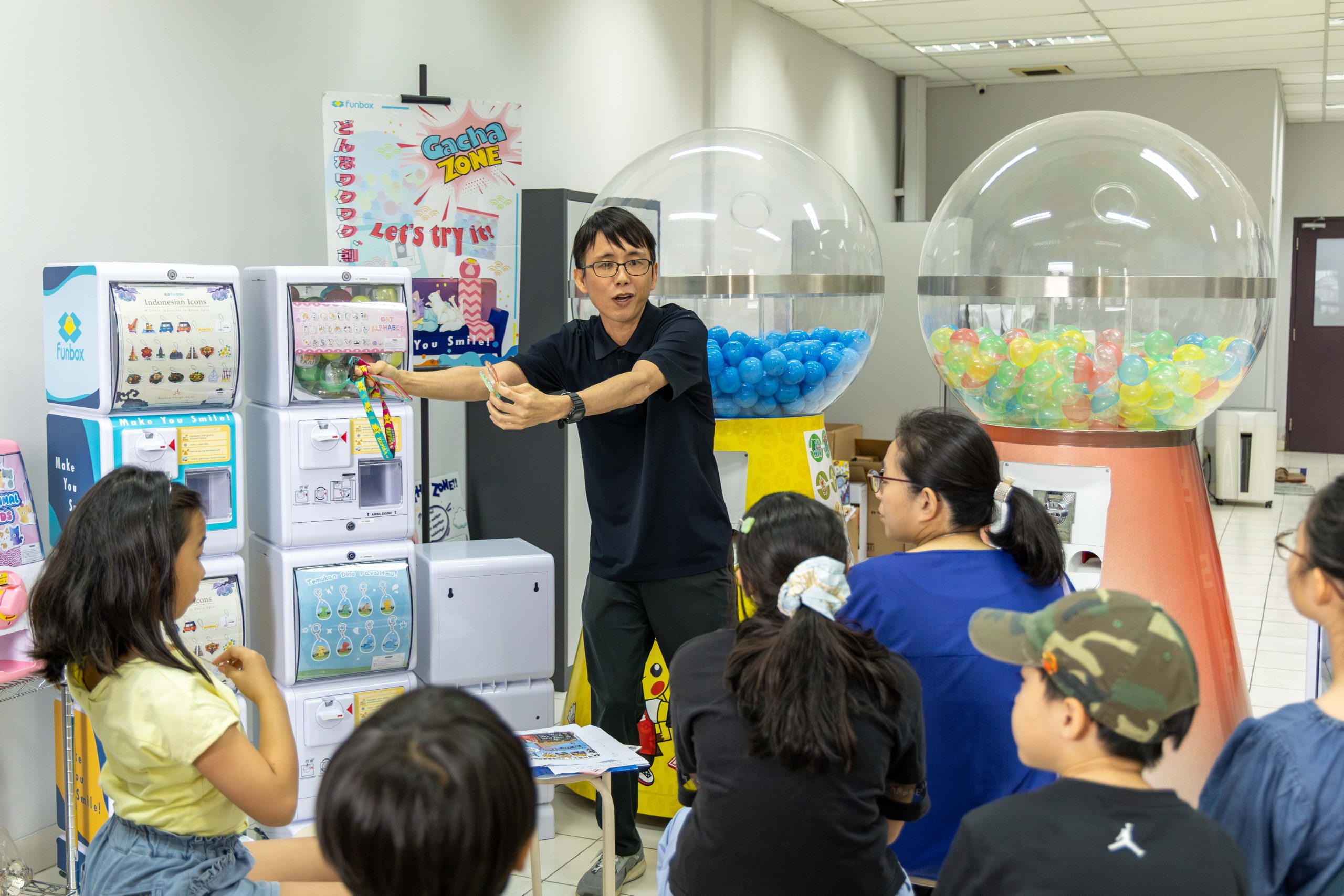 「ガチャガチャ」製造の裏側に歓声ーJJC子ども会が工場見学会