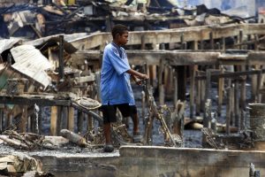 パプアの住宅地で大規模火災