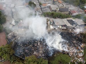 東ジャカルタのごみ処分場で火事