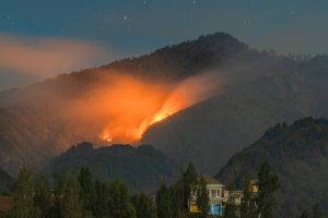 山火事で登山道を全面閉鎖