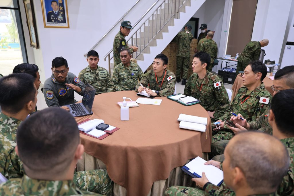 自衛隊が国軍と飛行手順確認ー西カリマンタンで合同会議
