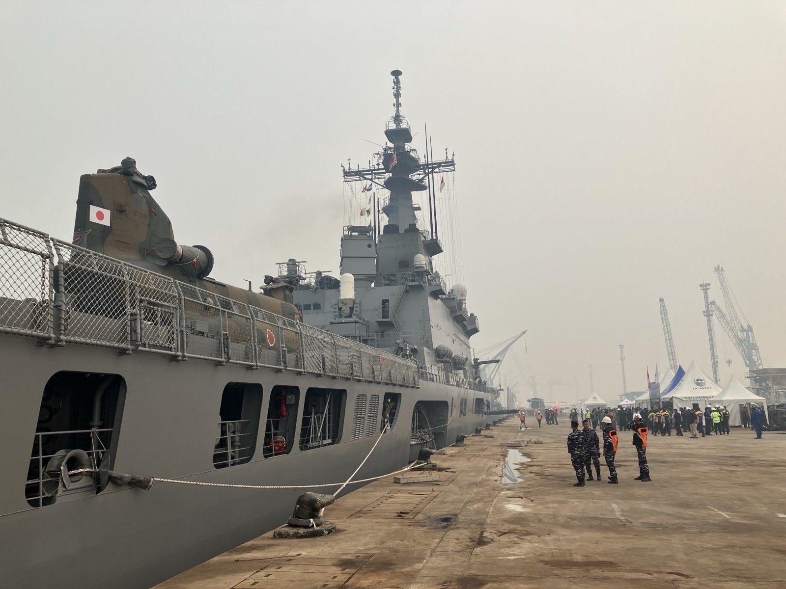 海自輸送艦が西カリマンタン到着