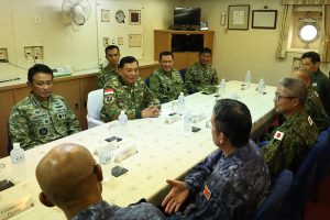 国防相、海自輸送艦を訪問