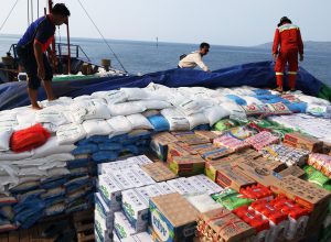干ばつの島に支援物資