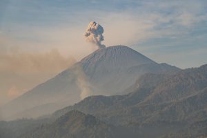 スメル山噴火で立ち入り制限