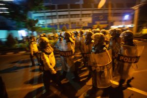 ジョグジャで学生と警察が衝突