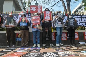 判決見直し求め抗議