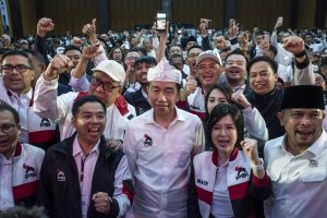 ジョコウィ氏が党会議出席